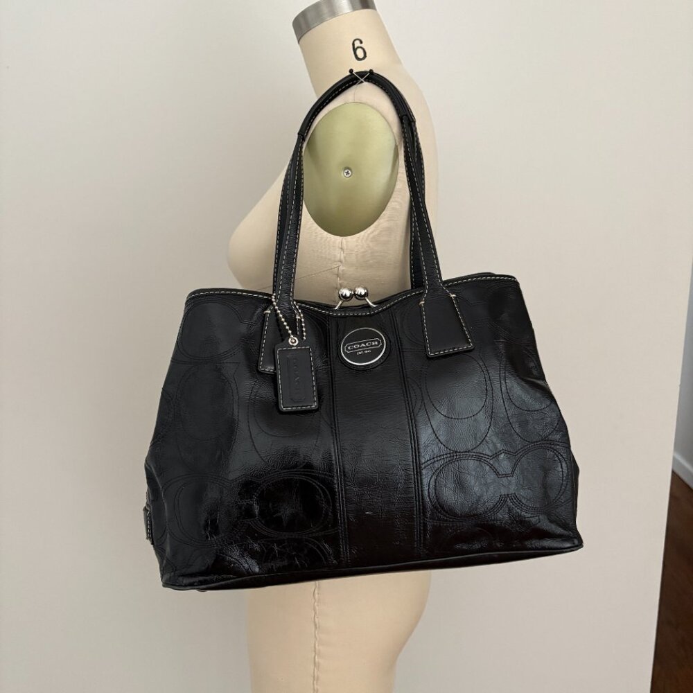Coach Black Patent Leather Double Side Pockets Kiss Lock Closure luxury Chic